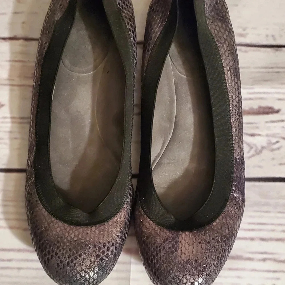Stuart Weitzman Lastikon Gray Snakeskin Flats Size 8 Office Casual